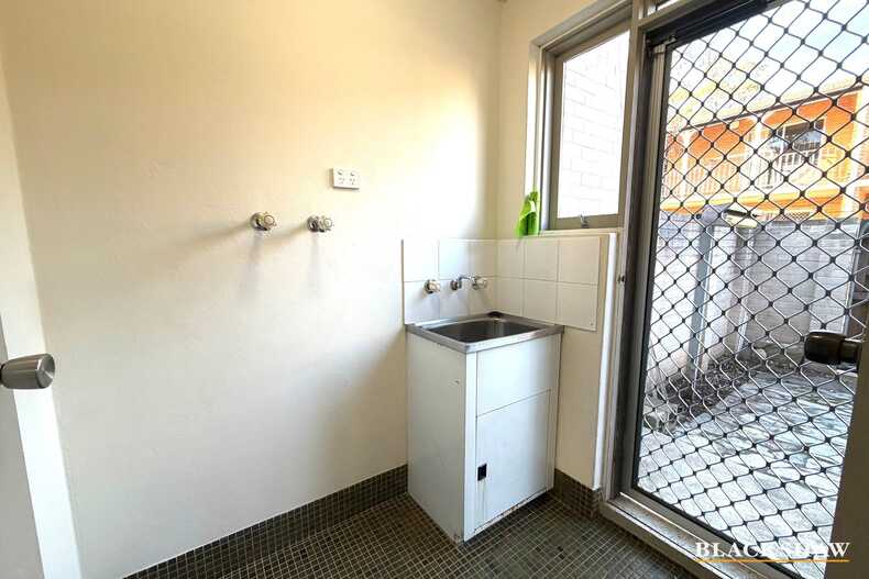 2/8 Yarrow Street  Queanbeyan