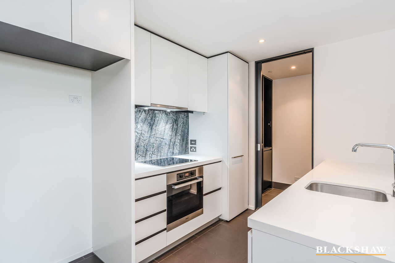 1001/19 Marcus Clarke Street City