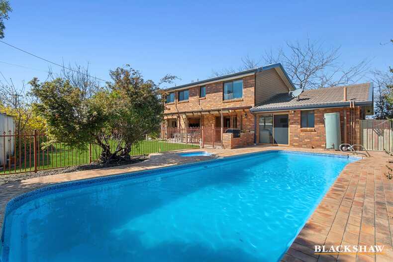 10 Buzacott Place Mckellar
