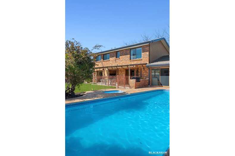 10 Buzacott Place Mckellar