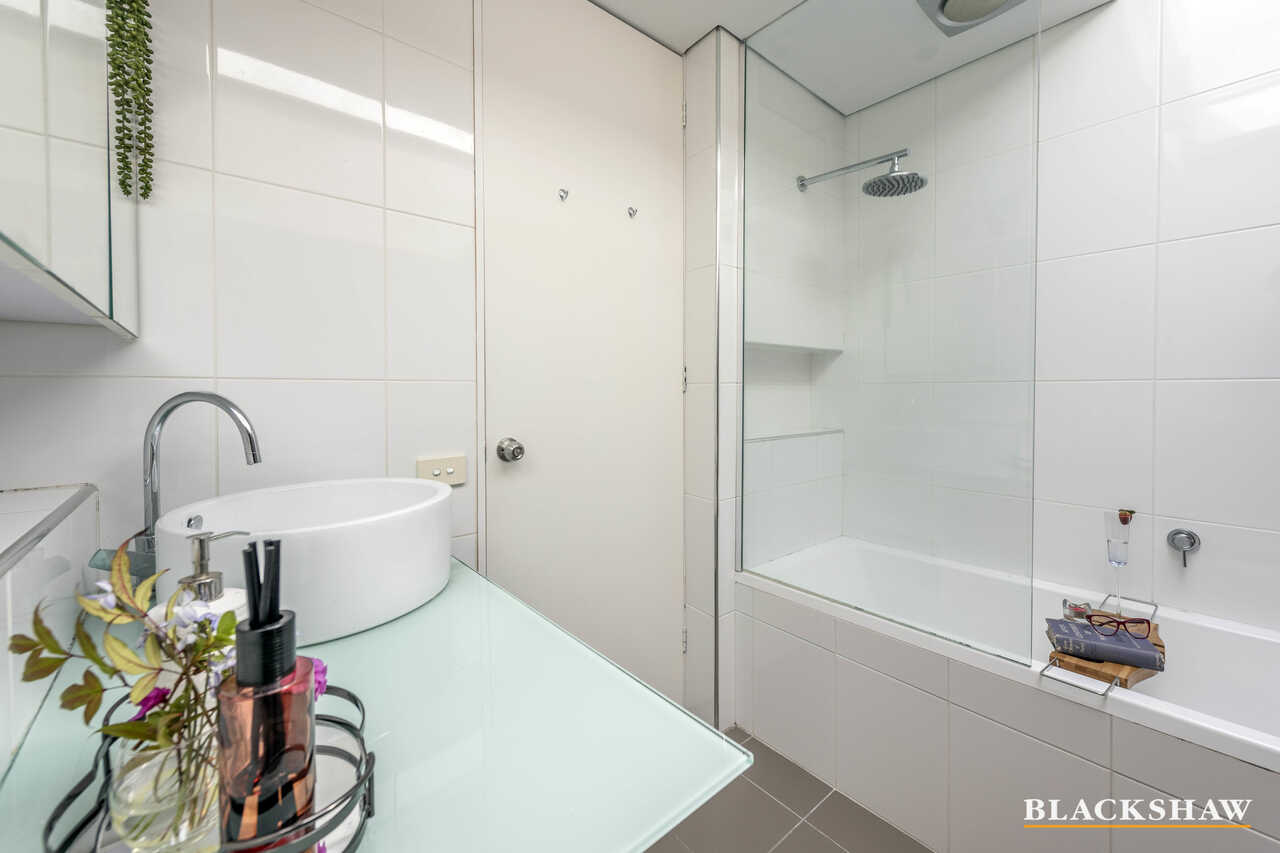 18 MacLachlan Street Holder
