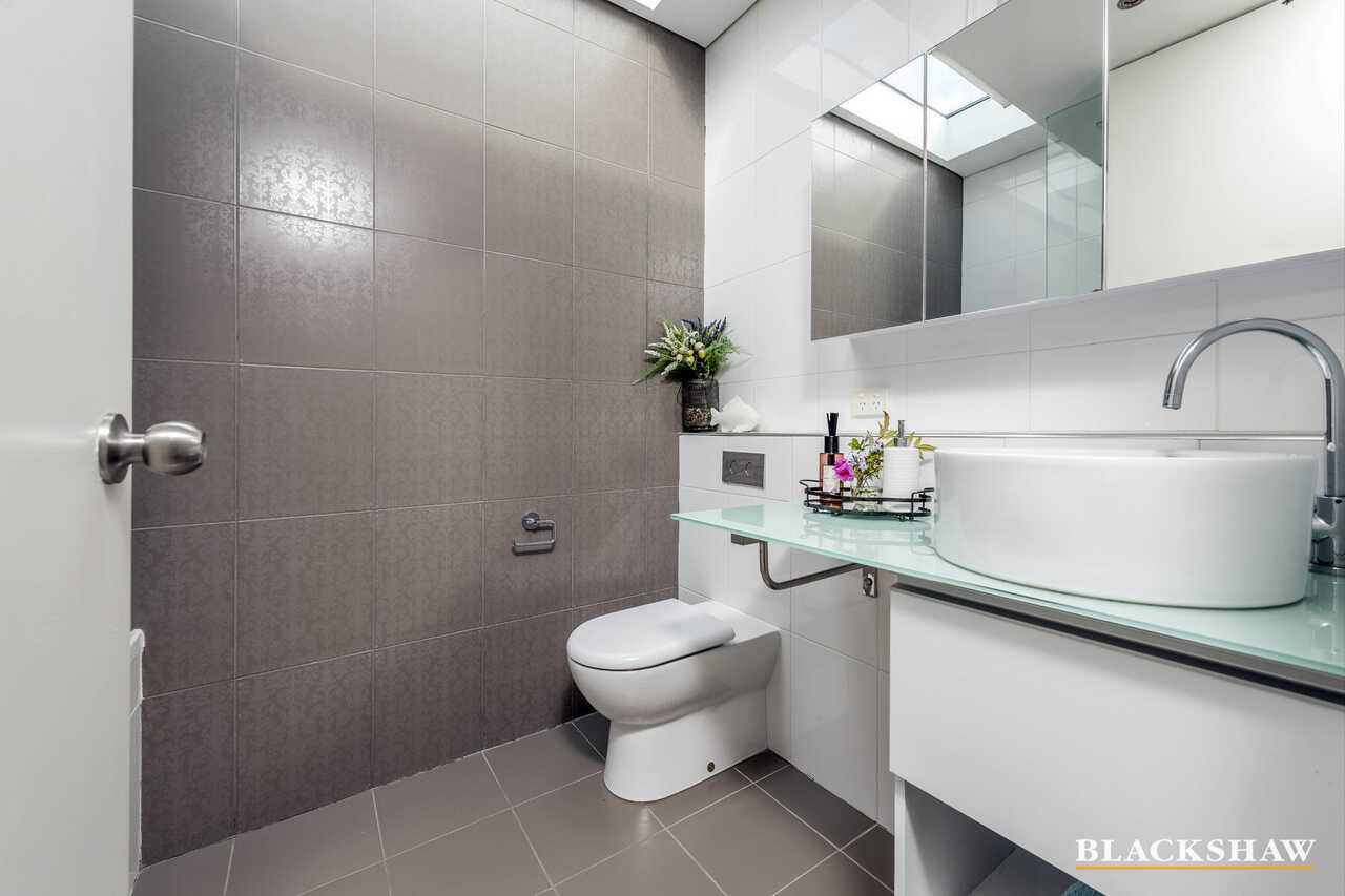 18 MacLachlan Street Holder