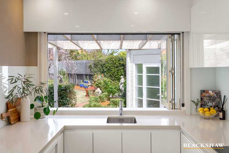 10 Strahan Row Yarralumla 10 Strahan Row Yarralumla