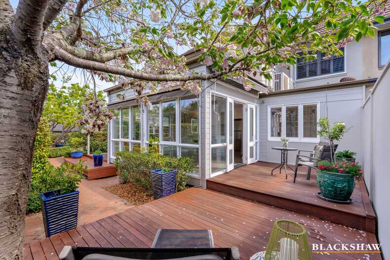 10 Strahan Row Yarralumla 10 Strahan Row Yarralumla
