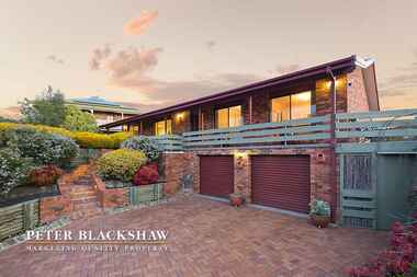 64 Crest Park Parade Queanbeyan West