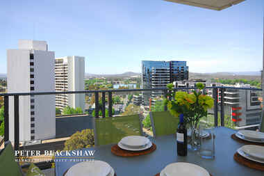 90/3 London Circuit City