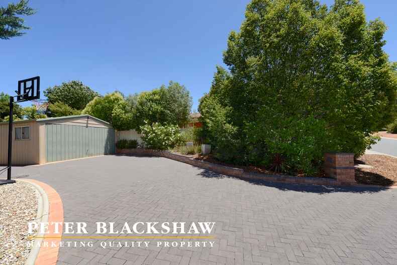 10 Chipperfield Circuit Gordon