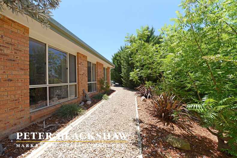 10 Chipperfield Circuit Gordon