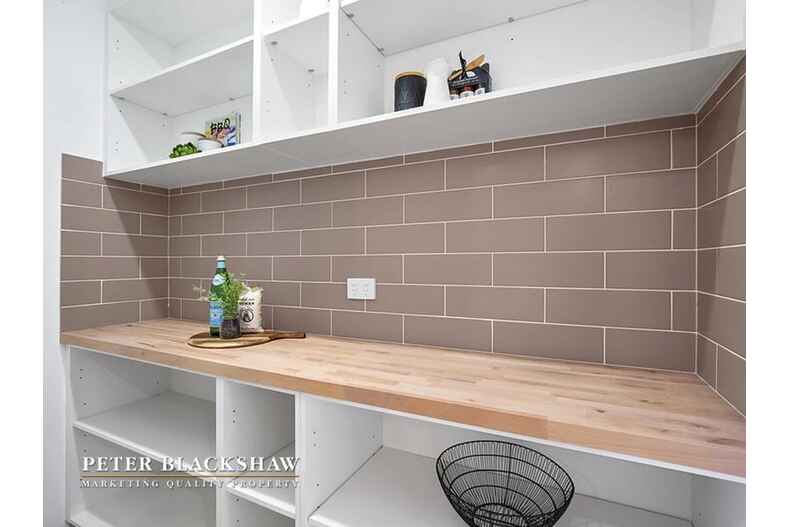 1 Alroy Circuit Hawker