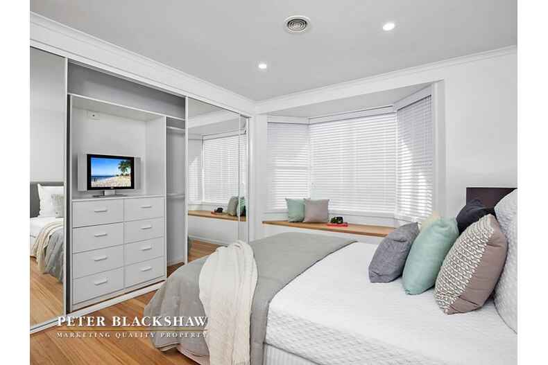 1 Alroy Circuit Hawker