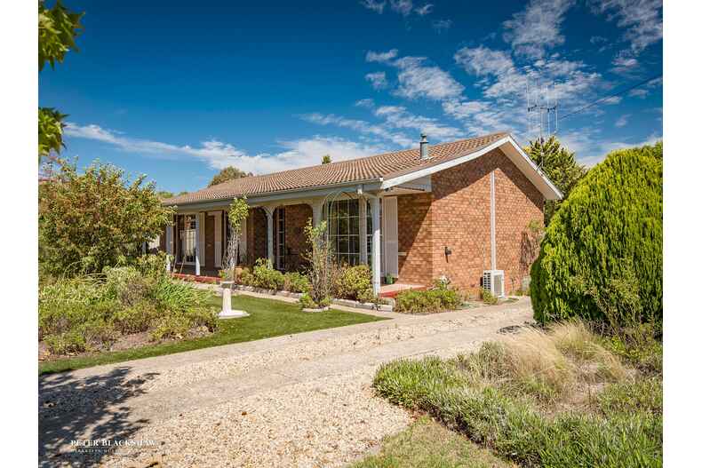 11 Robertson Street Queanbeyan West