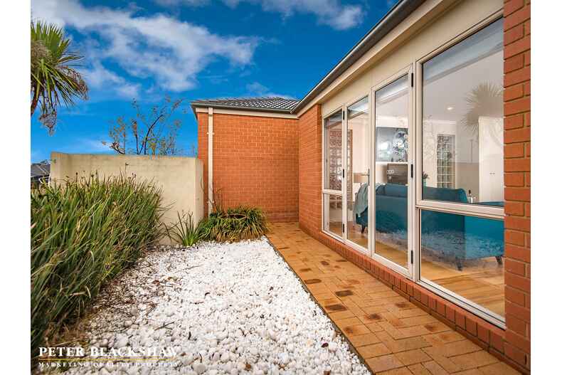 2/14 Pannamena Crescent  Jerrabomberra