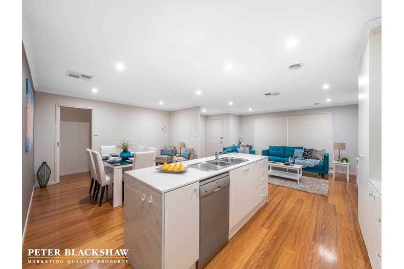 2/14 Pannamena Crescent  Jerrabomberra