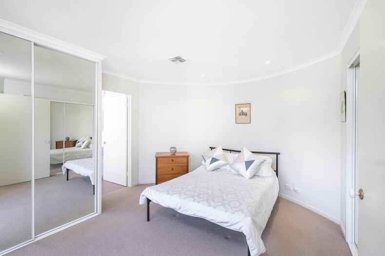 24 Hopetoun Circuit Deakin 24 Hopetoun Circuit Deakin
