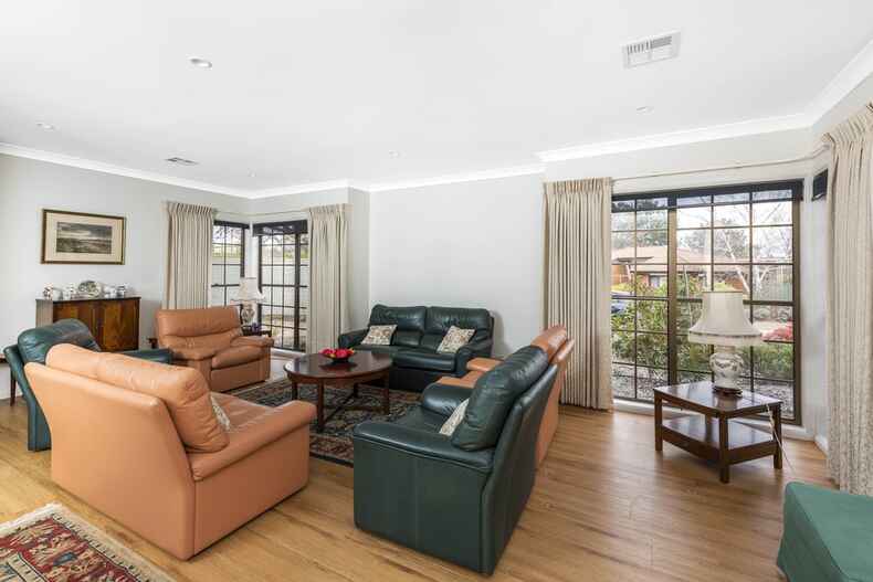 17 Walton Street Isaacs