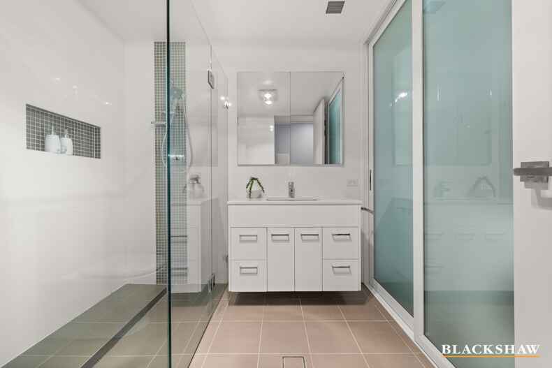 2/139 Blamey Crescent Campbell