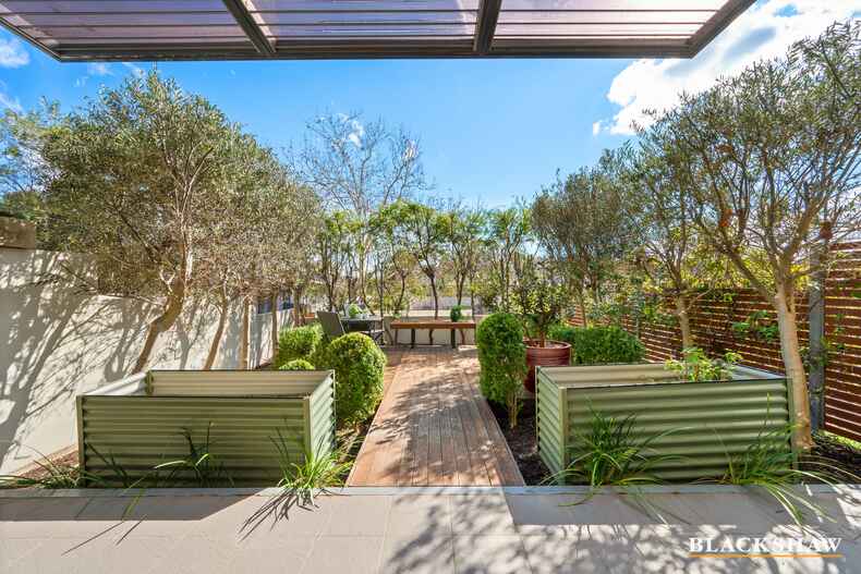 2/139 Blamey Crescent Campbell