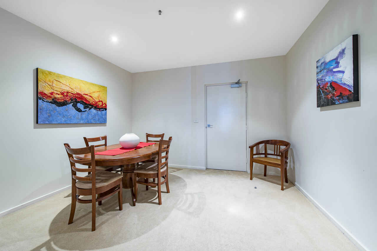 41/3 London Circuit City