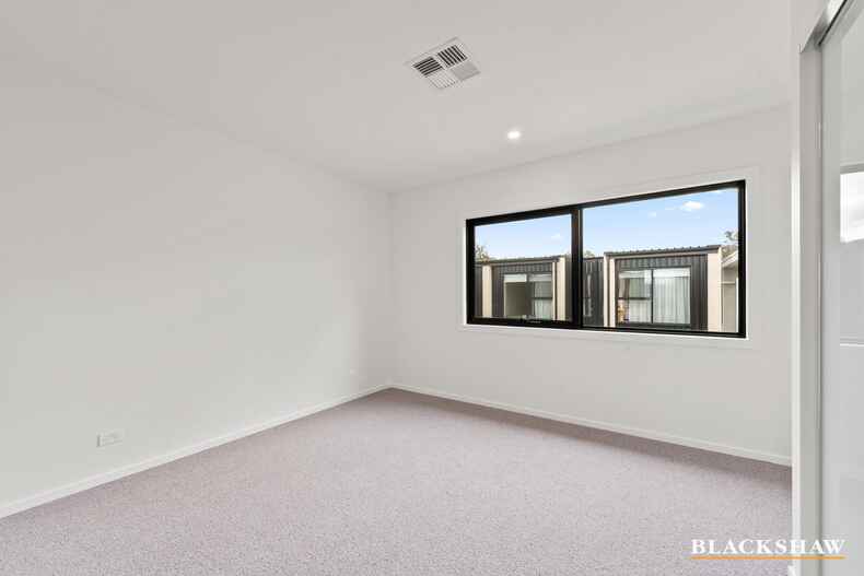 60/25 Trenerry Crescent Googong