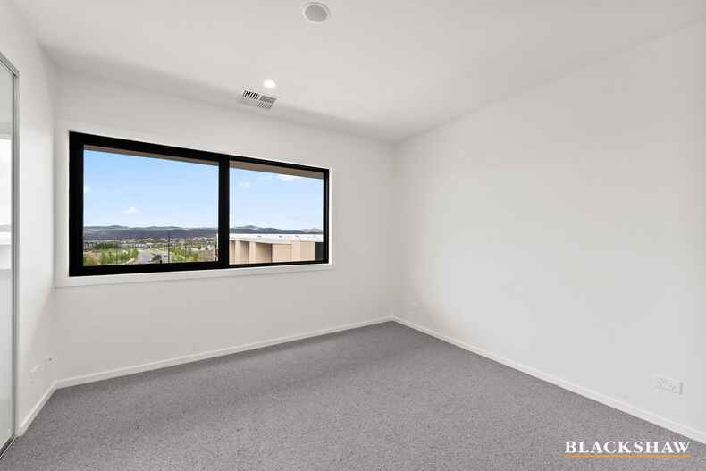 60/25 Trenerry Crescent Googong
