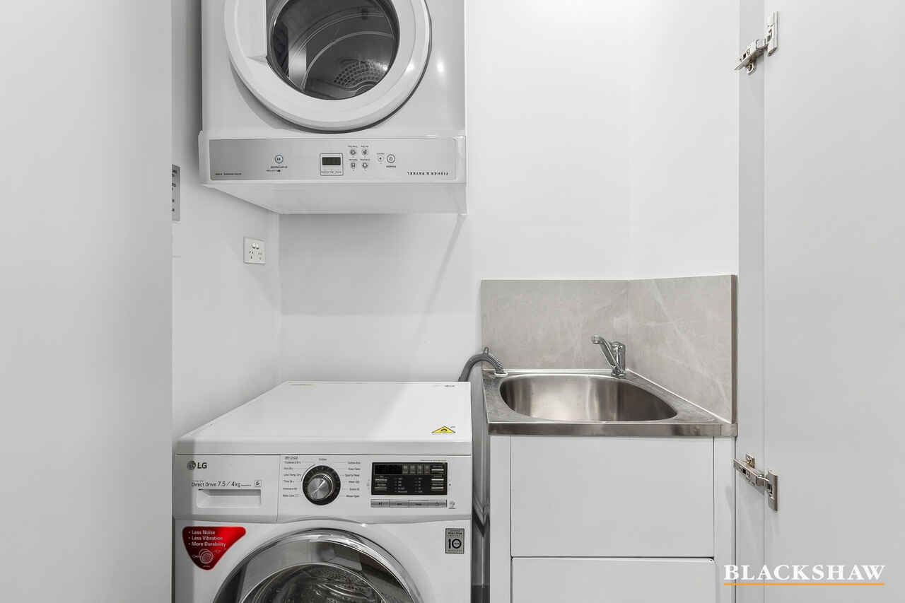 141/11 Irving Street Phillip