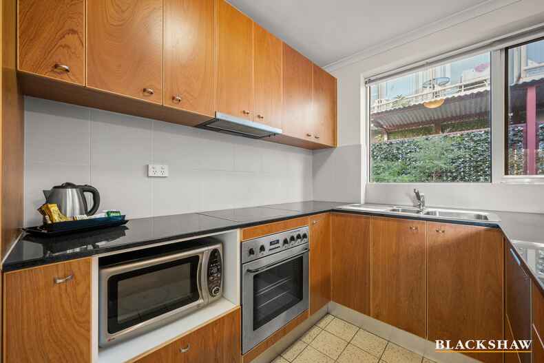 30/2 Akuna Street City