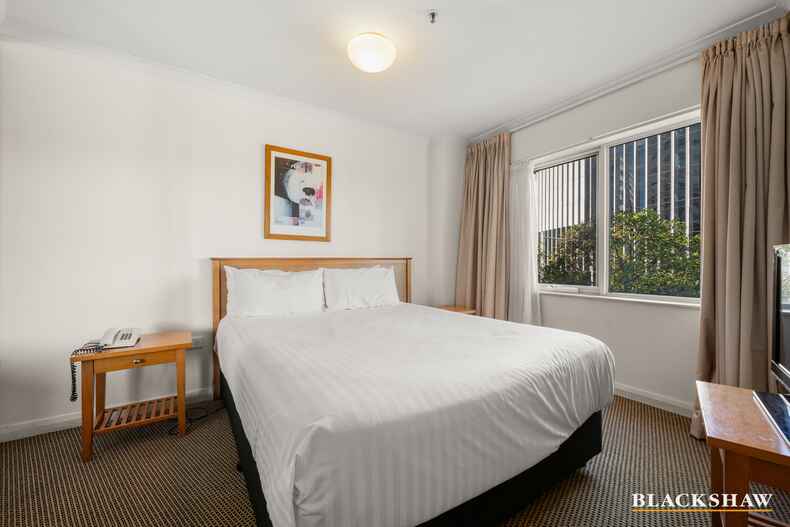 30/2 Akuna Street City