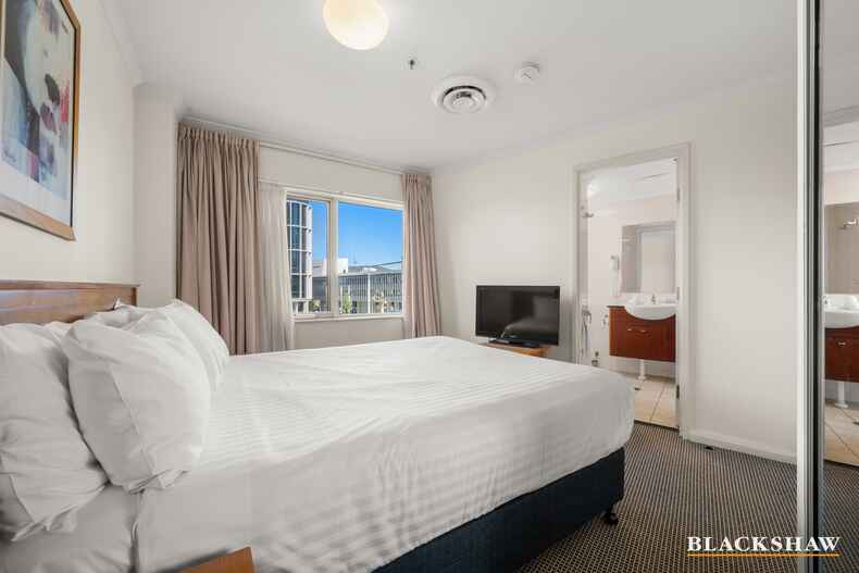 30/2 Akuna Street City