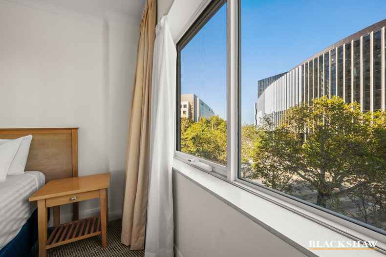 30/2 Akuna Street City