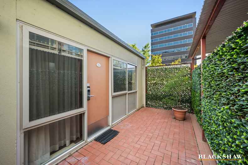 30/2 Akuna Street City