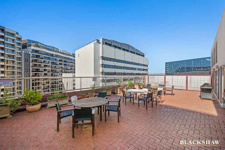 30/2 Akuna Street City