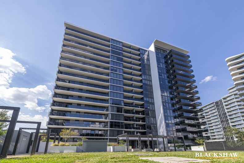 94/11 Irving Street  Phillip