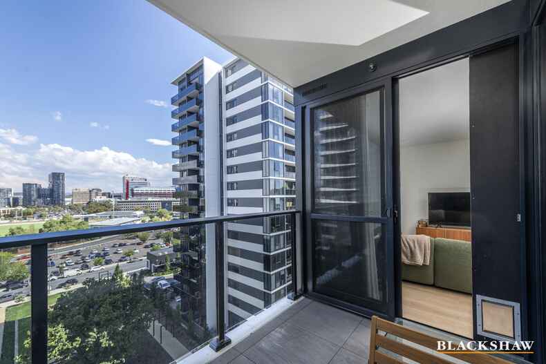94/11 Irving Street  Phillip