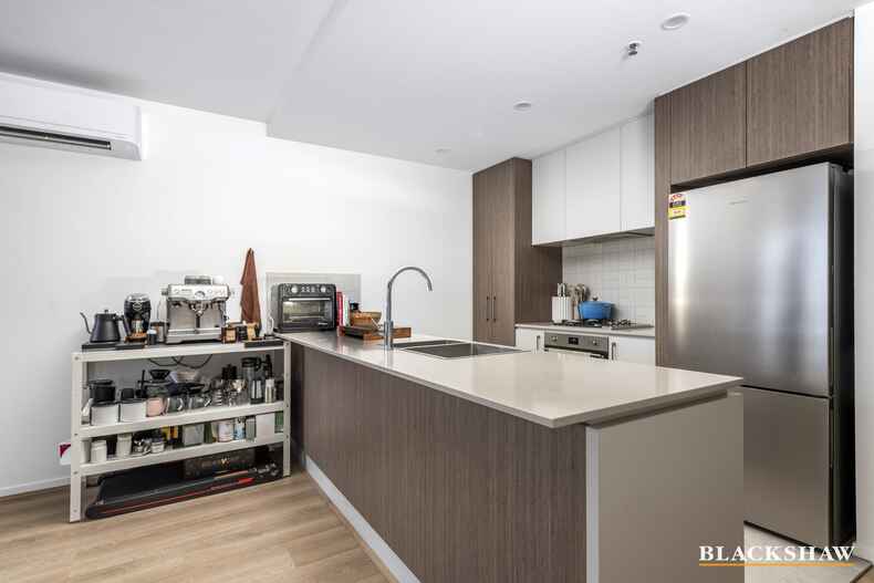 94/11 Irving Street  Phillip