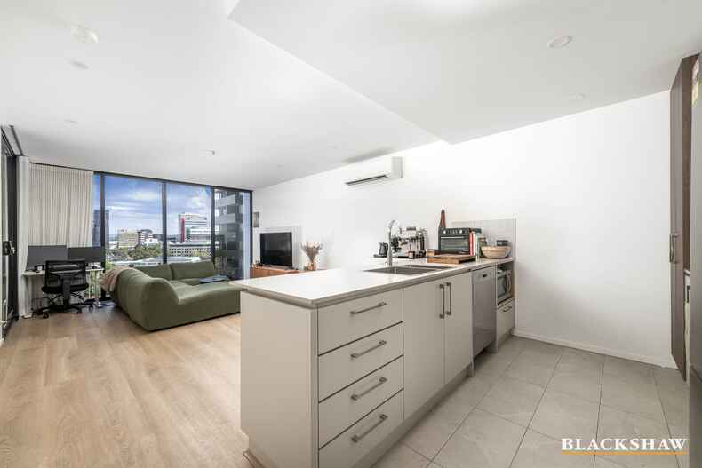 94/11 Irving Street  Phillip