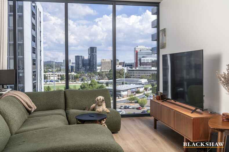 94/11 Irving Street  Phillip