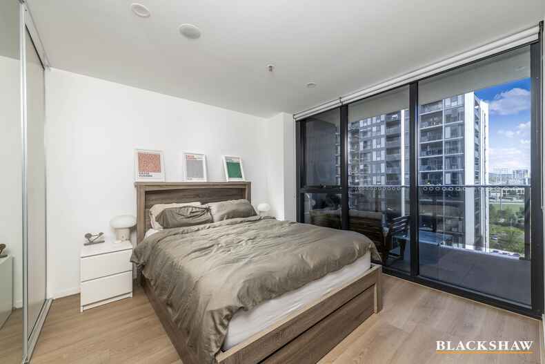 94/11 Irving Street  Phillip