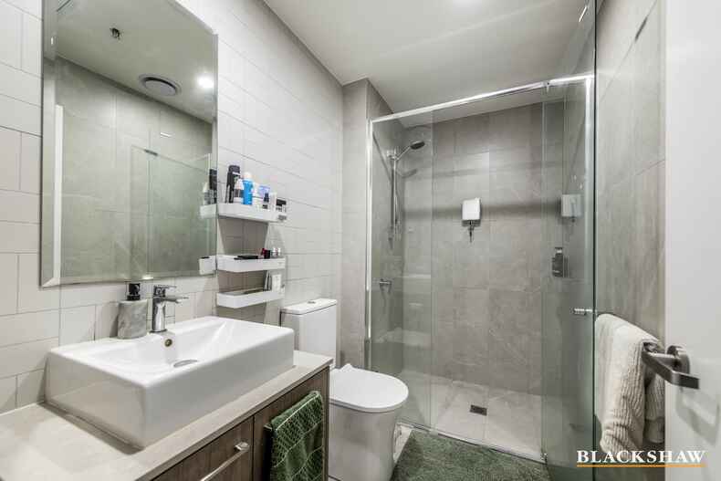 94/11 Irving Street  Phillip