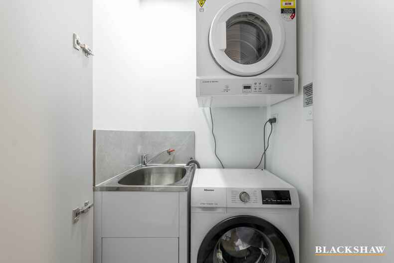 94/11 Irving Street  Phillip