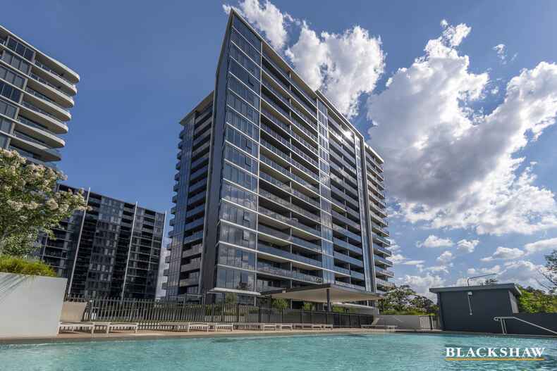 94/11 Irving Street  Phillip