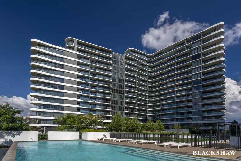 94/11 Irving Street  Phillip