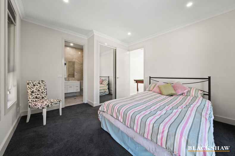 102 Strickland Crescent  Deakin