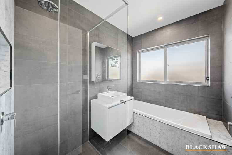 16 Duncan Loop Googong