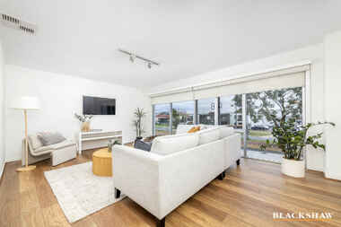 2/63 Anthony Rolfe Avenue Gungahlin