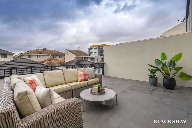 2/63 Anthony Rolfe Avenue Gungahlin