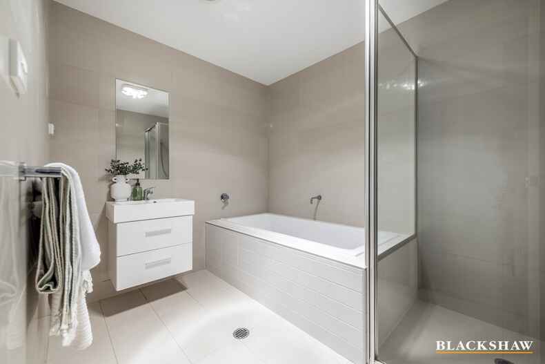 2/63 Anthony Rolfe Avenue Gungahlin