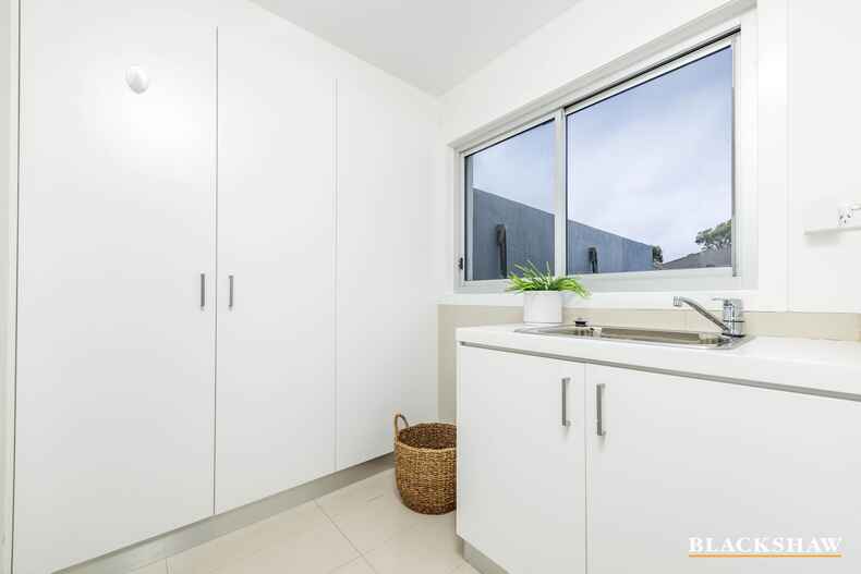 2/63 Anthony Rolfe Avenue Gungahlin