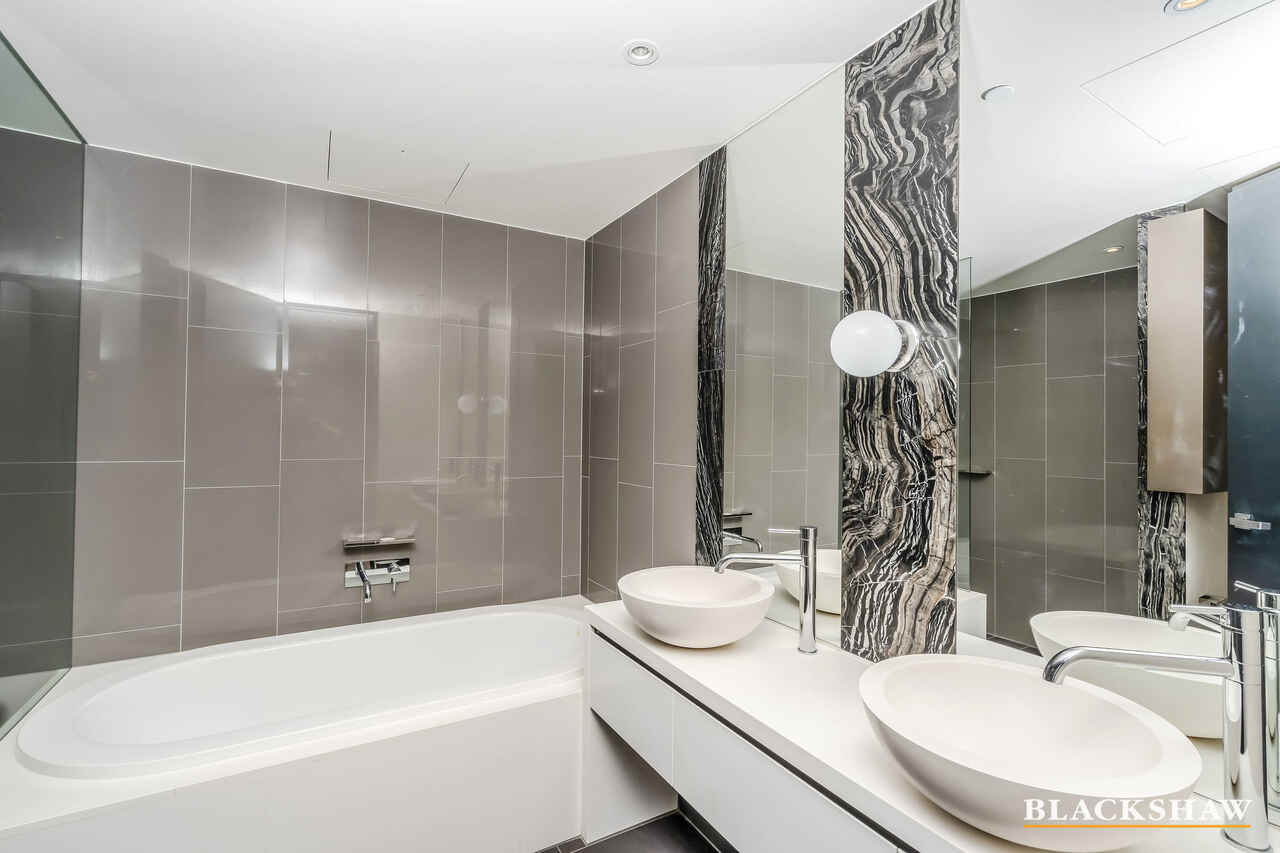 1001/19 Marcus Clarke Street City