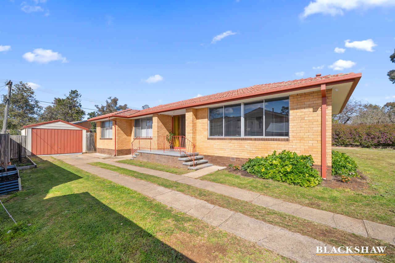 7 Lindrum Crescent Holt