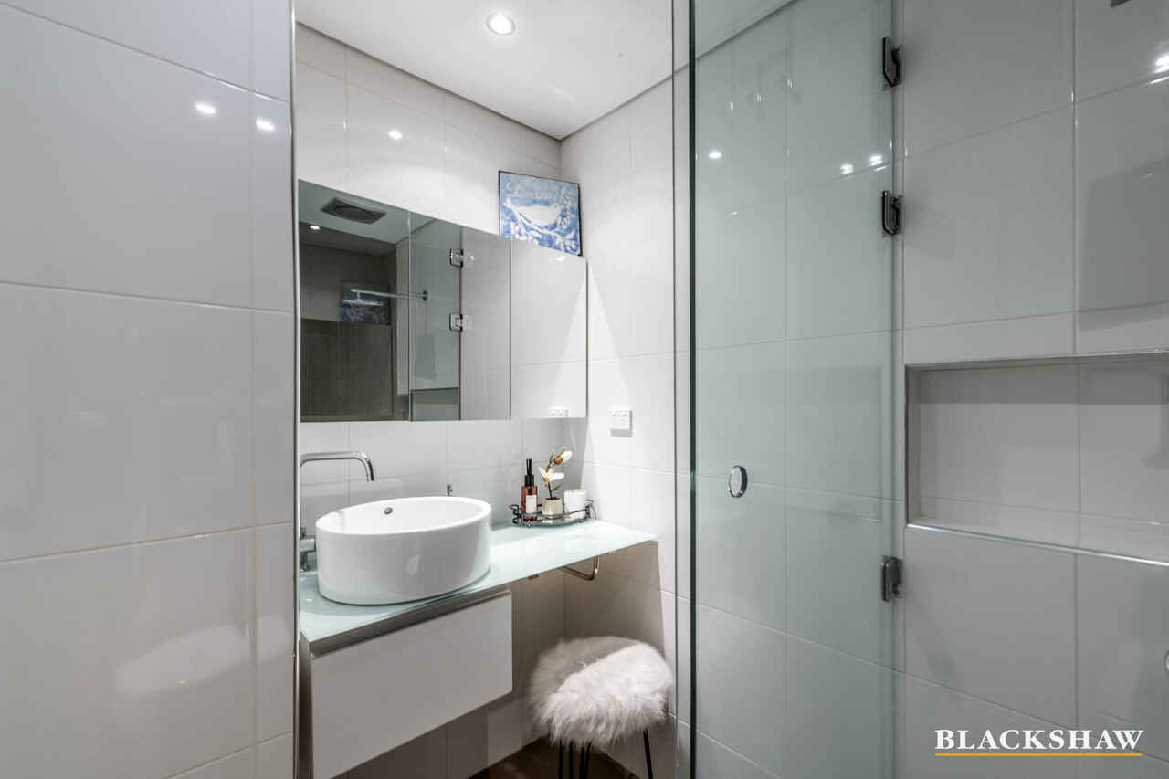 18 MacLachlan Street Holder